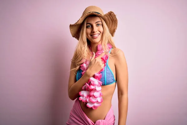 Mladá Krásná Blondýnka Dovolené Sobě Bikiny Klobouk Hawaiian Lei Květiny — Stock fotografie