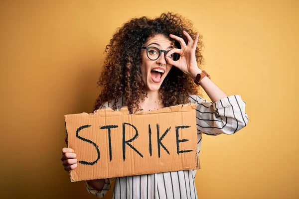 Junge Schöne Aktivistin Mit Lockigem Haar Und Piercing Protestiert Streik — Stockfoto