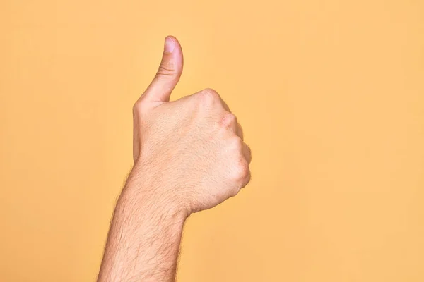 Ruka Mladého Bělocha Ukazující Prsty Izolovaném Žlutém Pozadí Úspěšná Schvalovací — Stock fotografie