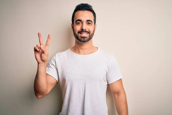 Joven Hombre Guapo Con Barba Con Camiseta Casual Pie Sobre —  Fotos de Stock