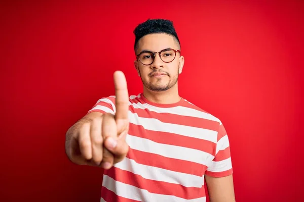 Homem Bonito Jovem Vestindo Shirt Listrada Casual Óculos Sobre Fundo — Fotografia de Stock