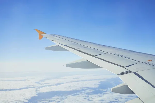 从窗口的飞机上看云彩 在多云的天空上看机翼的风景 — 图库照片