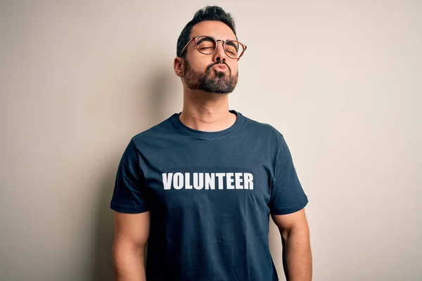 Homem Bonito Com Barba Vestindo Camiseta Com Mensagem Voluntária Sobre — Fotografia de Stock