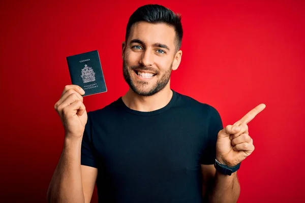 Jovem Turista Bonito Segurando Canada Canadiano Passaporte Sobre Fundo Vermelho — Fotografia de Stock