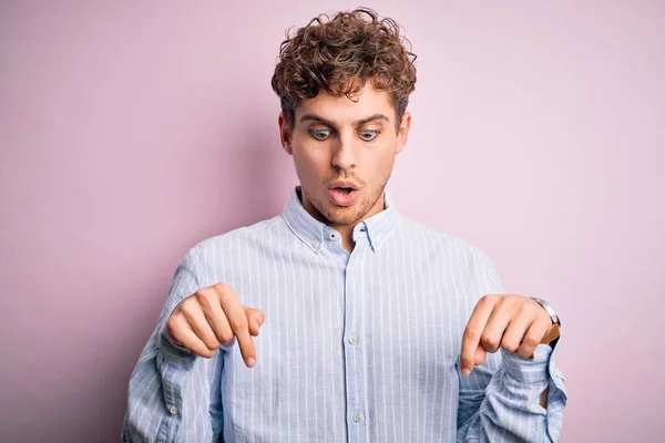 Joven Hombre Guapo Rubio Con Pelo Rizado Con Camisa Rayas —  Fotos de Stock