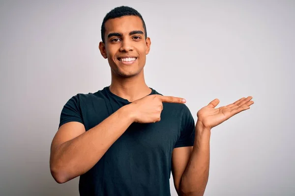 Jovem Homem Afro Americano Bonito Vestindo Camiseta Casual Sobre Fundo — Fotografia de Stock