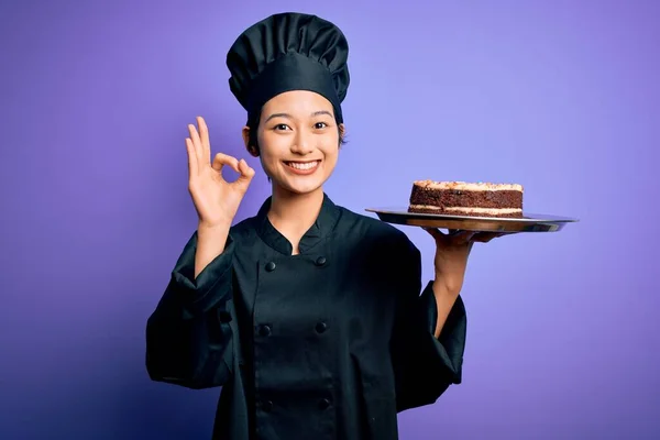 Joven Mujer Chef Chino Con Uniforme Cocina Sombrero Bandeja Con —  Fotos de Stock