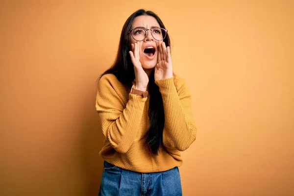 Jonge Brunette Vrouw Dragen Bril Casual Trui Geel Geïsoleerde Achtergrond — Stockfoto