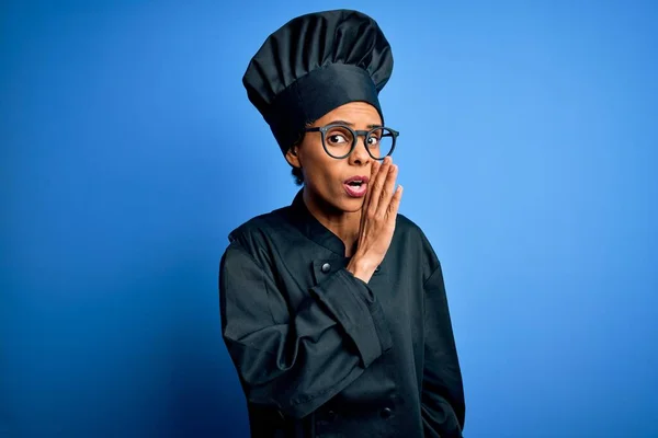 Ung Afrikansk Amerikansk Kock Kvinna Bär Spis Uniform Och Hatt — Stockfoto