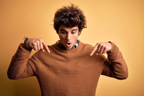 Joven Hombre Guapo Con Camisa Casual Suéter Sobre Fondo Amarillo —  Fotos de Stock