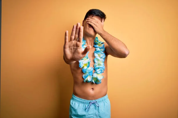 Junger Gutaussehender Touristenmann Urlaub Badebekleidung Und Hawaiianischen Lei Blumen Die — Stockfoto