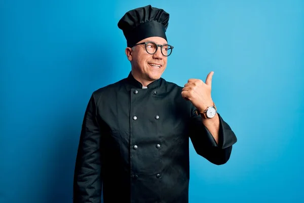 Edad Media Guapo Hombre Pelo Gris Chef Con Uniforme Cocina —  Fotos de Stock