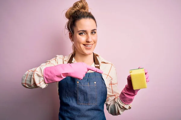 Όμορφη Ξανθιά Καθαρίστρια Κάνει Δουλειές Του Σπιτιού Φορώντας Arpon Και — Φωτογραφία Αρχείου