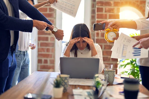 Gruppe Von Geschäftsleuten Die Zusammenarbeiten Partner Betonen Einen Von Ihnen — Stockfoto