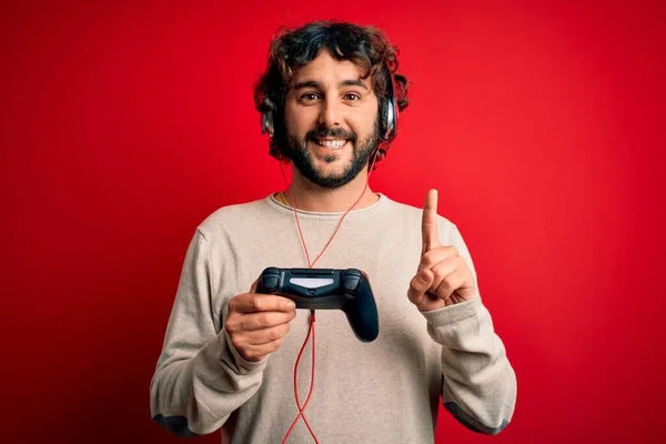 Joven Jugador Hombre Con Pelo Rizado Barba Jugando Videojuego Con —  Fotos de Stock