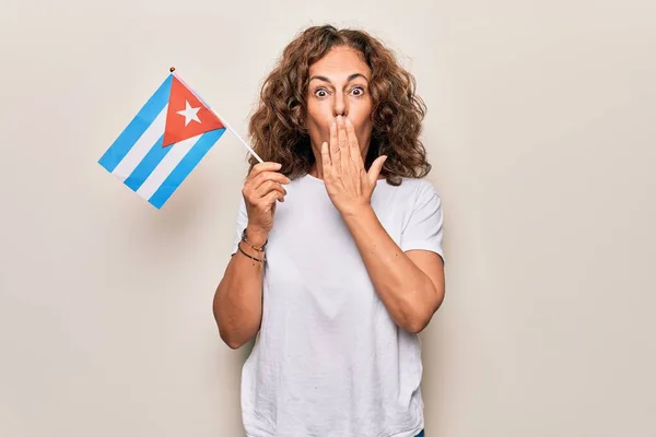 Medelåldern Vacker Turist Kvinna Som Håller Kubansk Flagga Över Isolerade — Stockfoto