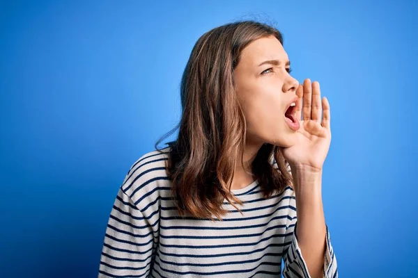 Giovane Bella Ragazza Bionda Indossa Maglione Casual Piedi Sfondo Blu — Foto Stock