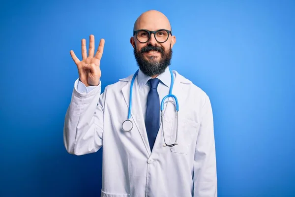 Schöner Glatzköpfiger Arzt Mit Bart Brille Und Stethoskop Vor Blauem — Stockfoto