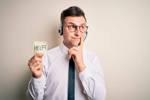 Junge Callcenter Betreiber Mann Trägt Headset Hält Zettel Mit Hilfe — Stockfoto