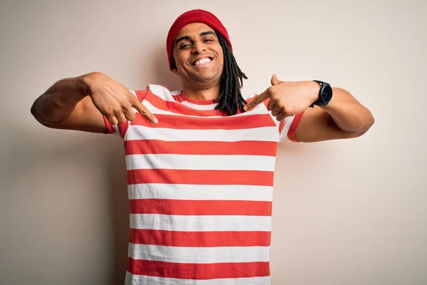 Ung Vacker Afrikansk Amerikansk Man Med Dreadlocks Bär Randig Shirt — Stockfoto