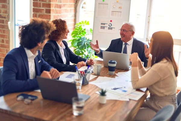 Grupo Trabajadores Negocios Sonriendo Felices Confiados Hablando Con Sonrisa Cara — Foto de Stock