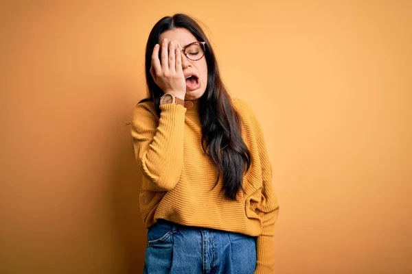 Jonge Brunette Vrouw Draagt Bril Casual Trui Gele Geïsoleerde Achtergrond — Stockfoto