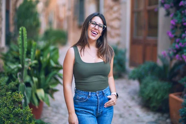 Jovem Mulher Bonita Sorrindo Feliz Confiante Com Sorriso Rosto Rua — Fotografia de Stock