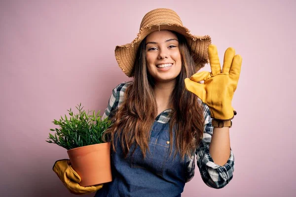 Mladá Krásná Brunetka Farmářka Žena Nosí Zástěru Klobouk Drží Hrnec — Stock fotografie