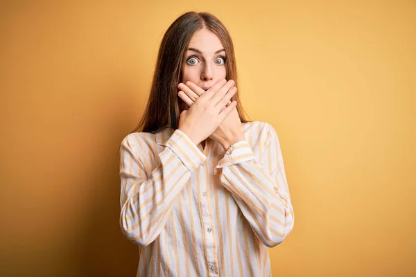 Mujer Pelirroja Hermosa Joven Con Camisa Rayas Casuales Sobre Fondo —  Fotos de Stock