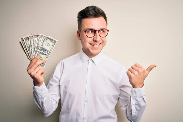 Jovem Bonito Homem Negócios Caucasiano Segurando Monte Notas Dólar Apontando — Fotografia de Stock