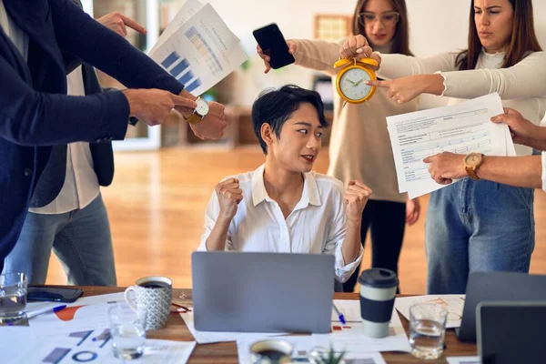 Grupo Trabajadores Empresariales Que Trabajan Juntos Socios Haciendo Hincapié Uno — Foto de Stock