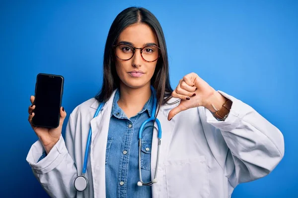 Joven Hermosa Morena Doctora Con Gafas Abrigo Sosteniendo Teléfono Inteligente —  Fotos de Stock