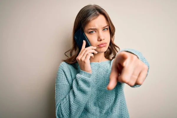 Jovencita Rubia Teniendo Una Conversación Hablando Smartphone Sobre Fondo Aislado — Foto de Stock