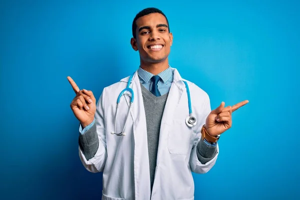 Bello Afroamericano Medico Uomo Indossando Cappotto Stetoscopio Sfondo Blu Sorridente — Foto Stock