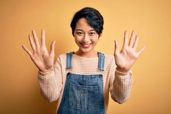 Jong Mooi Aziatisch Meisje Dragen Casual Denim Overalls Geïsoleerde Gele — Stockfoto