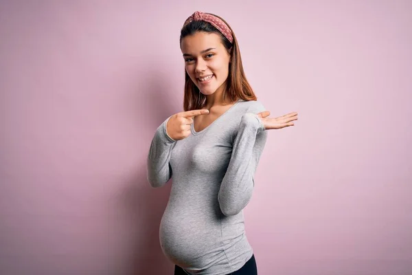 Jong Mooi Tiener Meisje Zwanger Verwacht Baby Geïsoleerde Roze Achtergrond — Stockfoto