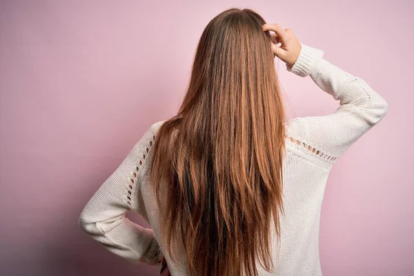 Joven Hermosa Pelirroja Vistiendo Suéter Casual Gafas Sobre Fondo Rosa — Foto de Stock