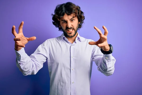 Junger Gutaussehender Geschäftsmann Mit Bart Der Hemd Vor Lila Hintergrund — Stockfoto