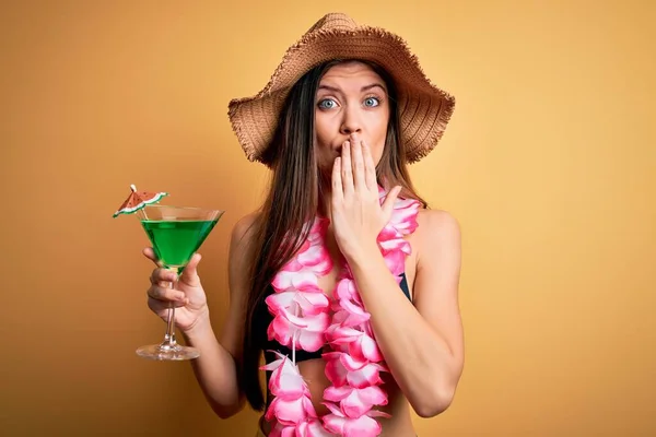 Hermosa Mujer Con Ojos Azules Vacaciones Vistiendo Bikini Bebiendo Lei —  Fotos de Stock