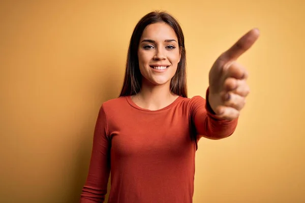 Jonge Mooie Brunette Vrouw Draagt Casual Shirt Staan Gele Achtergrond — Stockfoto