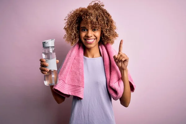 Junge Afrikanisch Amerikanische Sportlerin Beim Sport Mit Handtuch Trinkflasche Wasser — Stockfoto