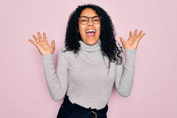 Młoda Afroamerykanka Ubrana Sweter Okulary Różowym Tle Świętująca Szaleństwo Zdumiona — Zdjęcie stockowe
