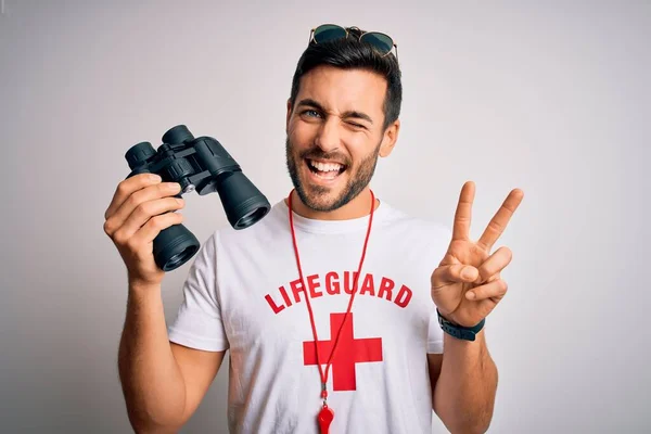 Ung Badvakt Man Med Skägg Bär Shirt Med Rött Kors — Stockfoto