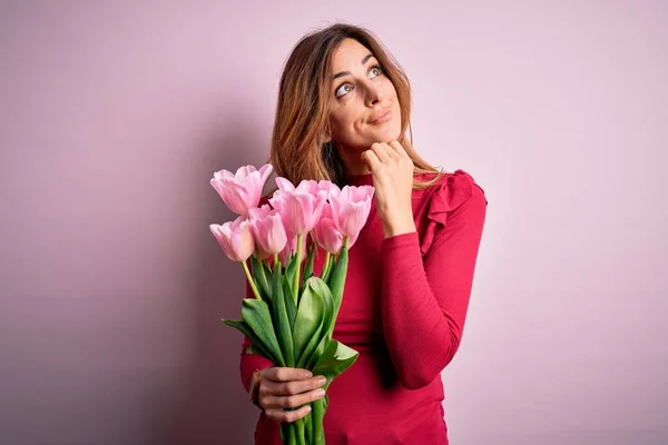 Giovane Bella Donna Bruna Che Tiene Bouquet Tulipani Rosa Sfondo — Foto Stock