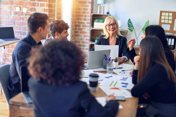 Grupp Affärsanställda Ler Glada Och Självsäkra Arbeta Tillsammans Med Leende — Stockfoto