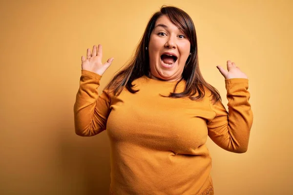 Schöne Brünette Size Frau Lässigem Pullover Über Isoliertem Gelben Hintergrund — Stockfoto