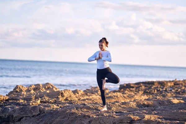 Jonge Mooie Sportvrouw Lachend Gelukkig Yoga Beoefenen Coach Met Glimlach — Stockfoto