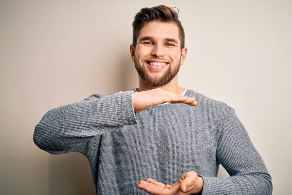 Homem Loiro Bonito Jovem Com Barba Olhos Azuis Vestindo Camisola — Fotografia de Stock