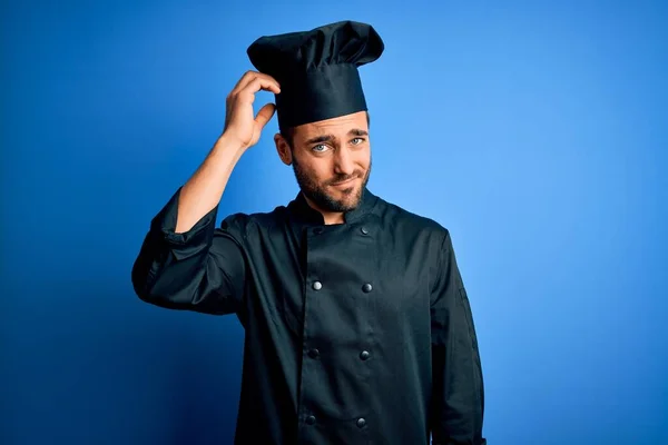 Der Junge Gutaussehende Koch Mit Bart Kochuniform Und Hut Vor — Stockfoto
