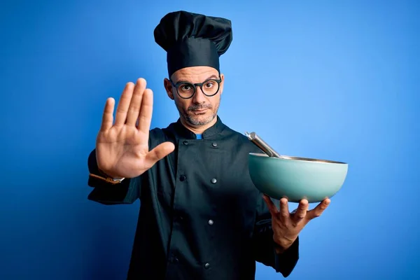 Joven Hombre Guapo Chef Con Uniforme Cocina Sombrero Mezclando Usando —  Fotos de Stock